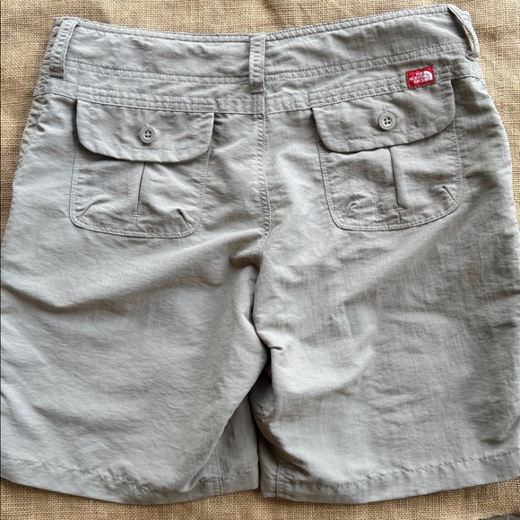 The North Face Woman’s Gray Cargo Shorts Size 10 - Picture 6 of 7